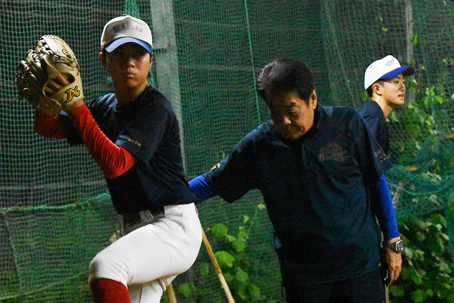 宮城仙北ボーイズの田中伸次監督（右）【写真：川浪康太郎】