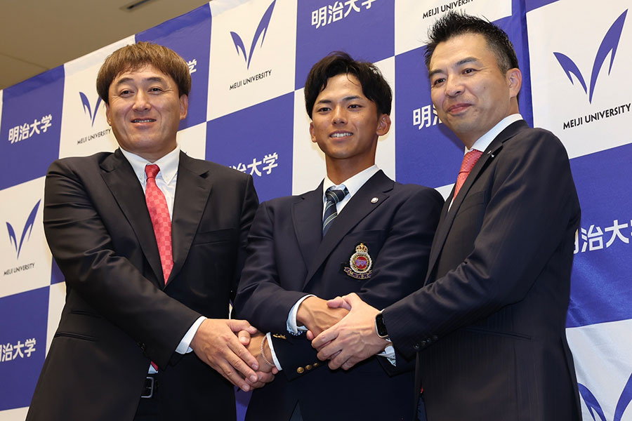 指名挨拶を行う石井一久SD、明大・宗山塁、森井球団社長（左から）【写真：加治屋友輝】