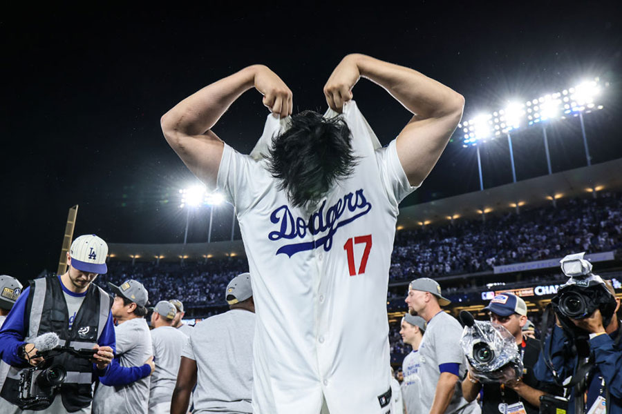 試合後にユニホームからTシャツに着替えるドジャース・大谷翔平【写真：Getty Images】