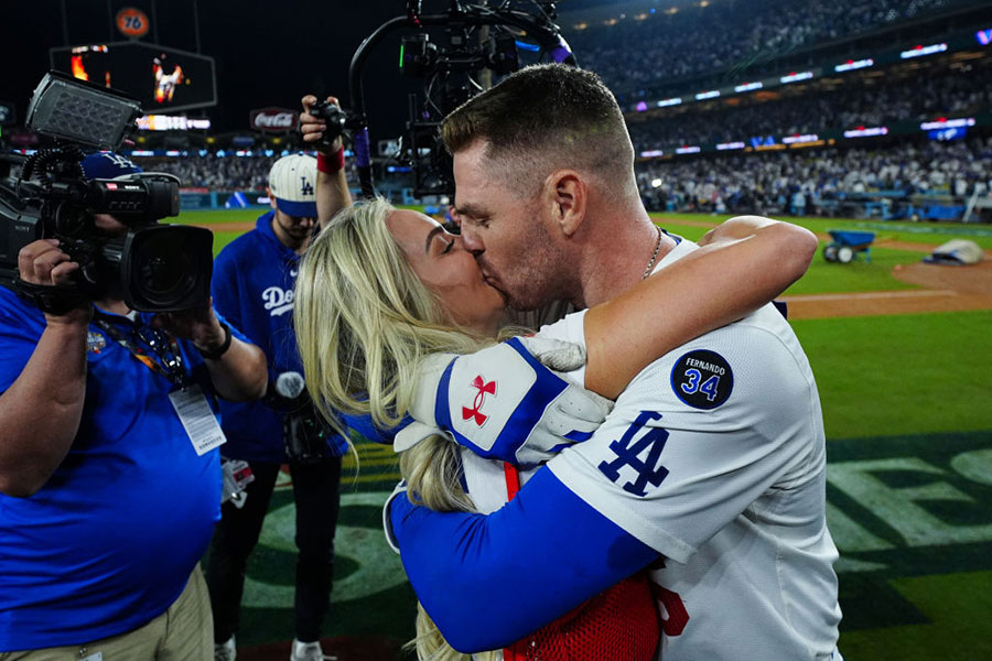 妻のチェルシーさん（左）とキスするフリーマン【写真：Getty Images】