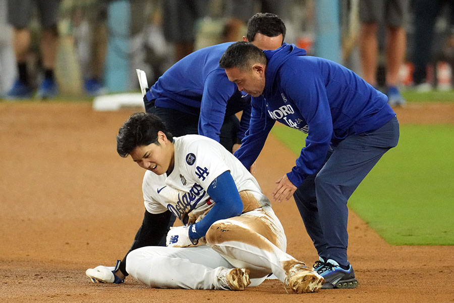 二塁上で苦悶の表情を浮かべるドジャース・大谷翔平【写真：Getty Images】