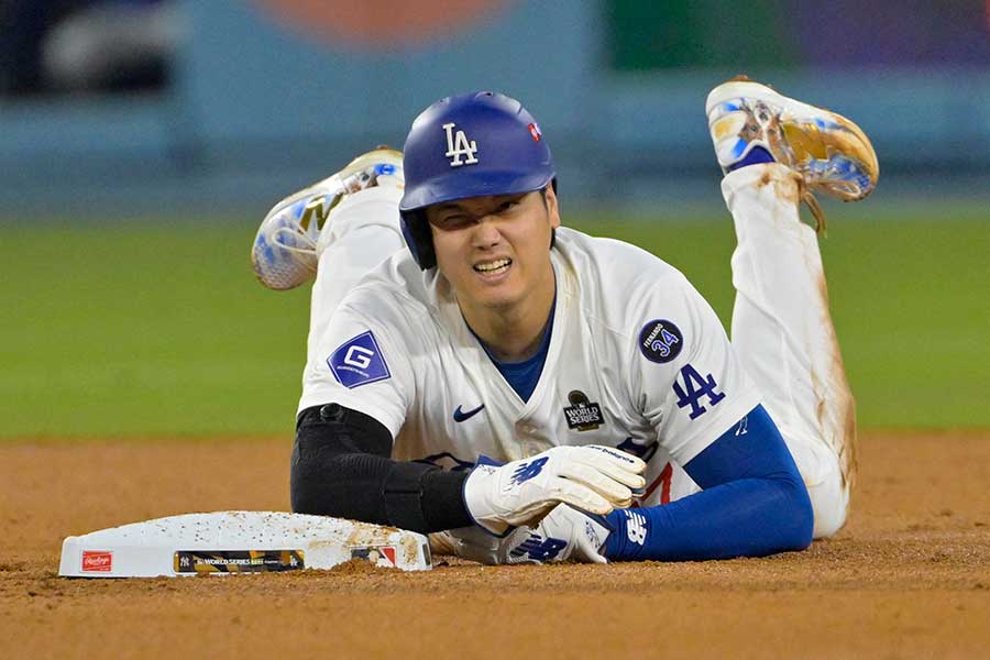 二塁上で苦悶の表情を浮かべるドジャース・大谷翔平【写真：ロイター】