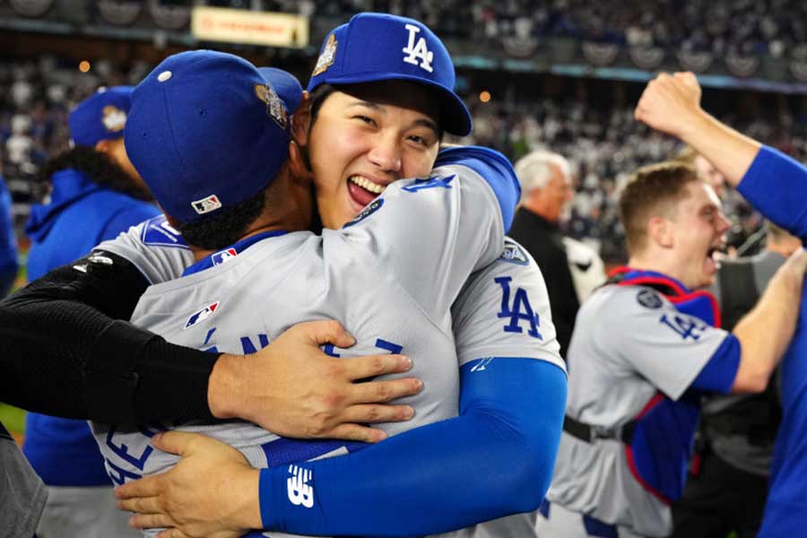 ワールドシリーズを制し喜ぶドジャース・大谷翔平【写真：Getty Images】