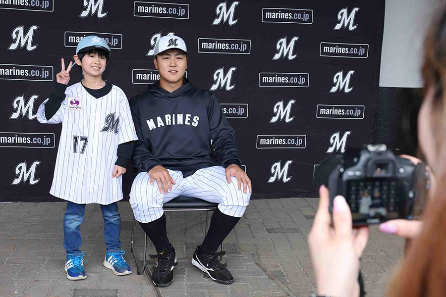 ZOZOマリンスタジアムで「2ショット写真撮影会」を開催【写真：球団提供】