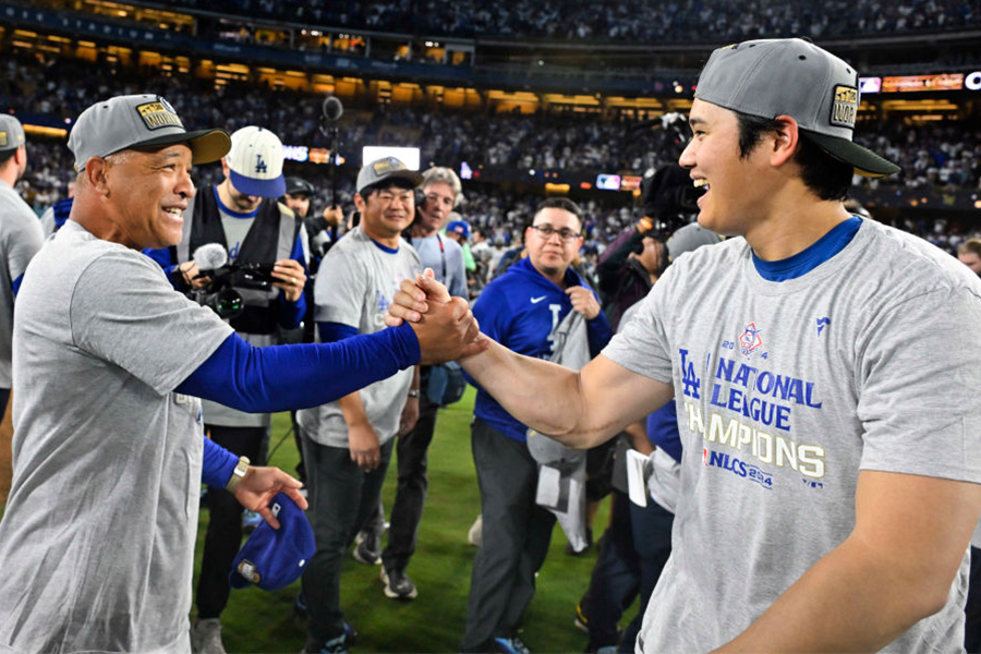 ドジャースのデーブ・ロバーツ監督（左）と大谷翔平【写真：Getty Images】