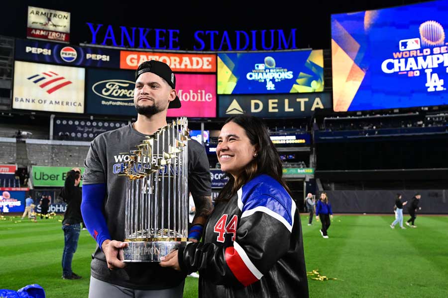 ドジャースのアンディ・パヘズと特注ジャケットを着用した夫人【写真：Getty Images】