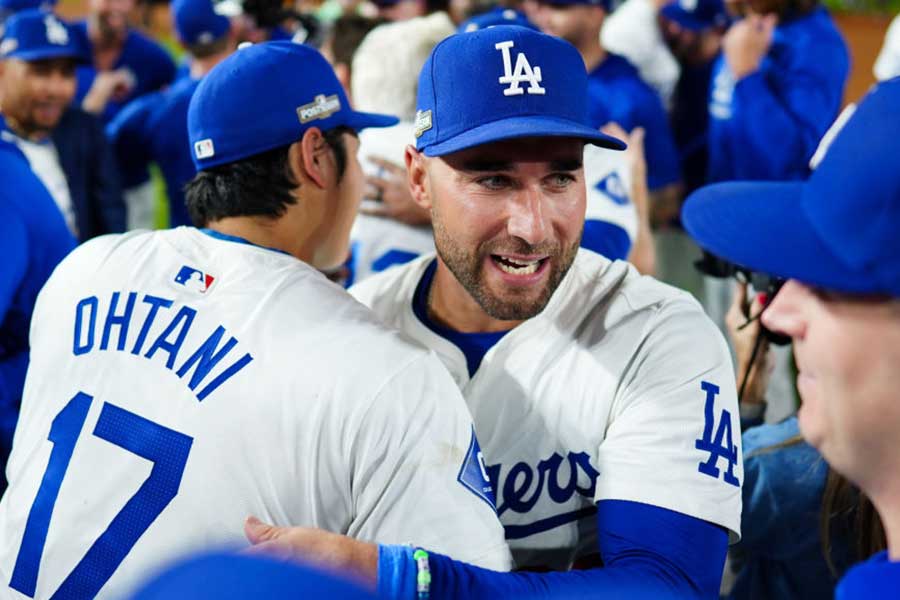 ワールドシリーズ優勝を決め、大谷翔平と抱き合うケビン・キアマイアー【写真：Getty Images】