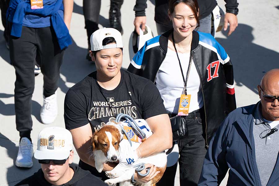 愛犬デコピンを抱えた大谷翔平(左)と真美子夫人【写真:ロイター】