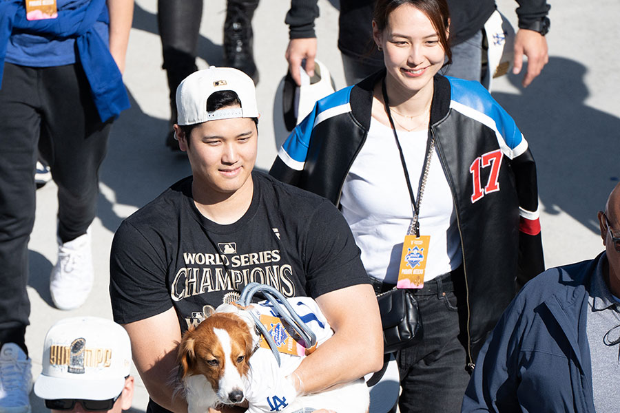 昨季、優勝パレードに参加したドジャース・大谷翔平と真美子夫人、愛犬のデコピン【写真：ロイター】