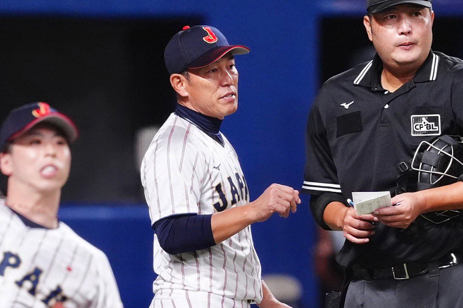 チェコ戦の指揮を執った侍ジャパン・井端弘和監督【写真：小林靖】