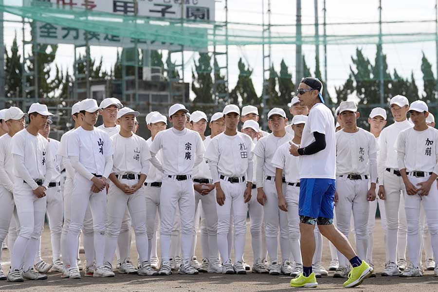 大冠高の生徒を指導するイチロー氏【写真：代表撮影】