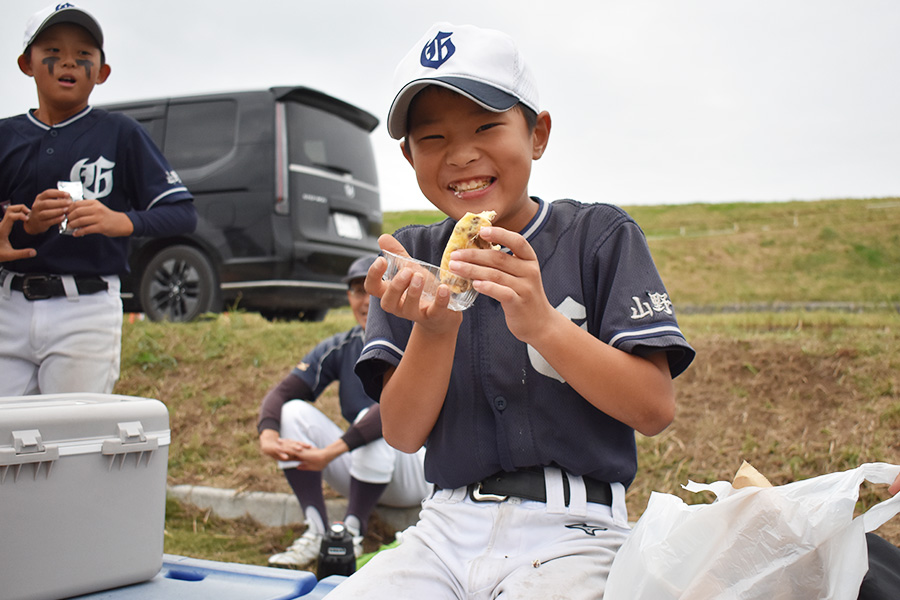 補食をとる埼玉の学童野球チーム・山野ガッツの選手【写真：高橋幸司】