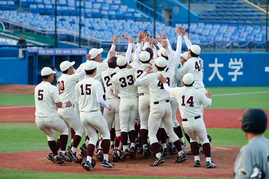 48度目の優勝を果たした早大ナイン【写真：小池義弘】