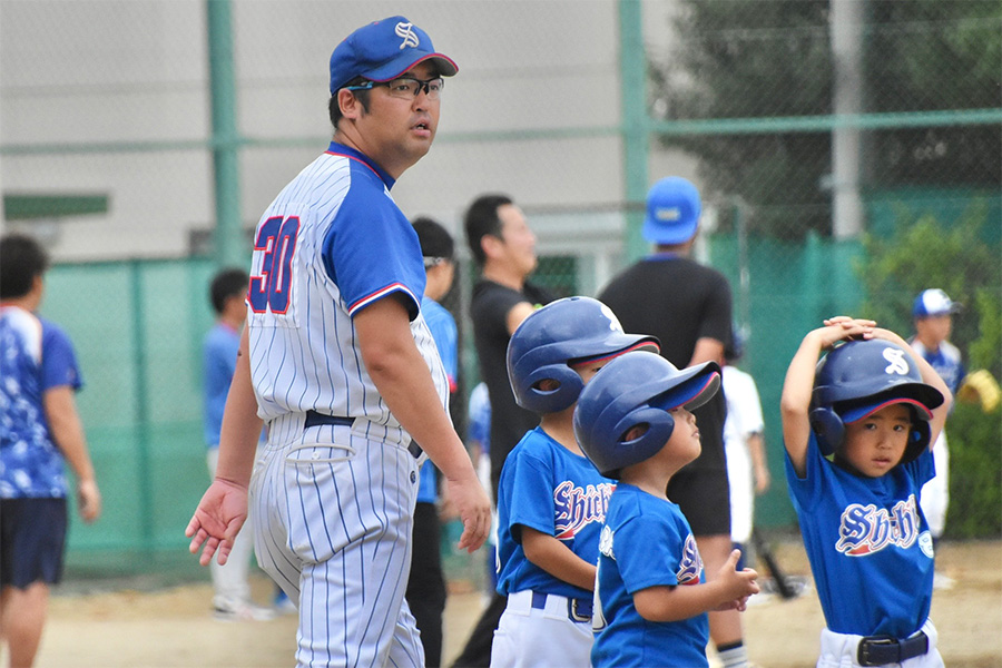 育成・キッズ年代を指導する亀浦優佑監督【写真：川浪康太郎】