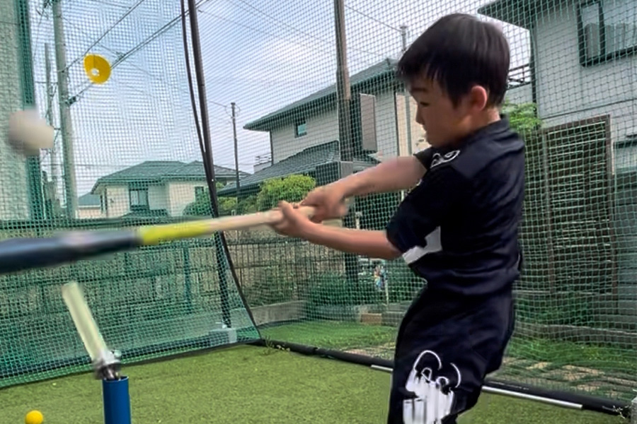 6歳で学童チームでプレーするヒナタ君【写真：家族提供】