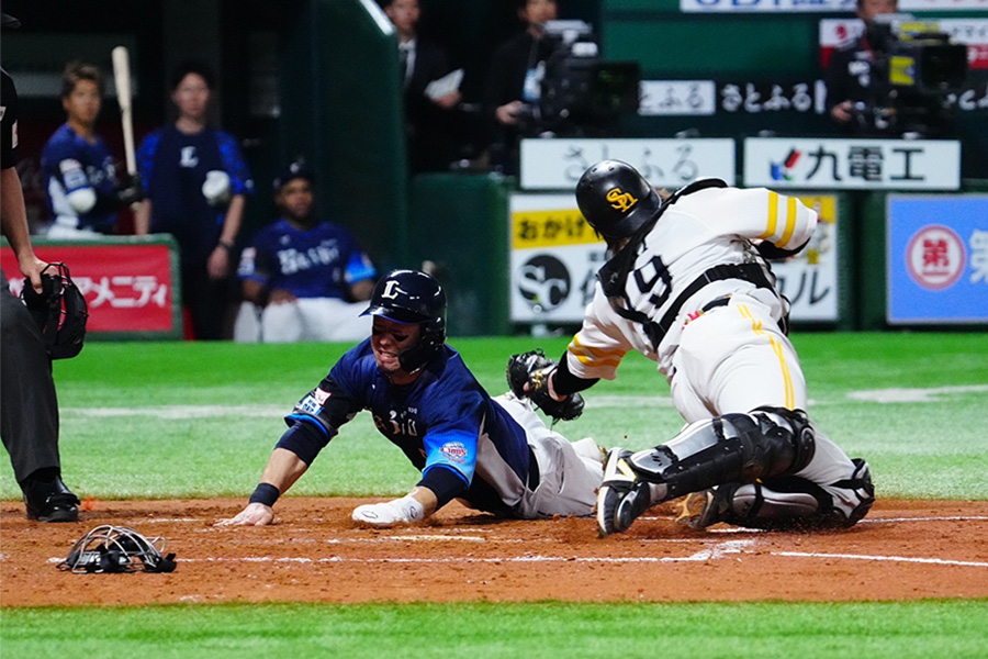 西武・外崎修汰（左）とソフトバンク・甲斐拓也【写真：荒川祐史】