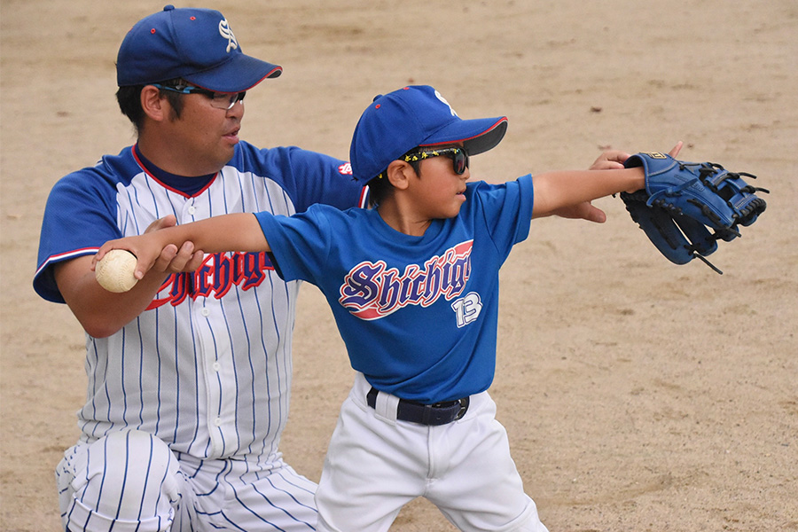 仙台市・七郷少年野球クラブの投げ方指導の様子【写真：川浪康太郎】