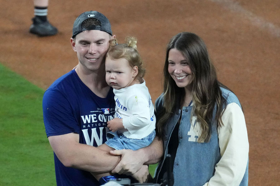 ドジャースのウィル・スミス（左）とカーラ夫人【写真：Getty Images】