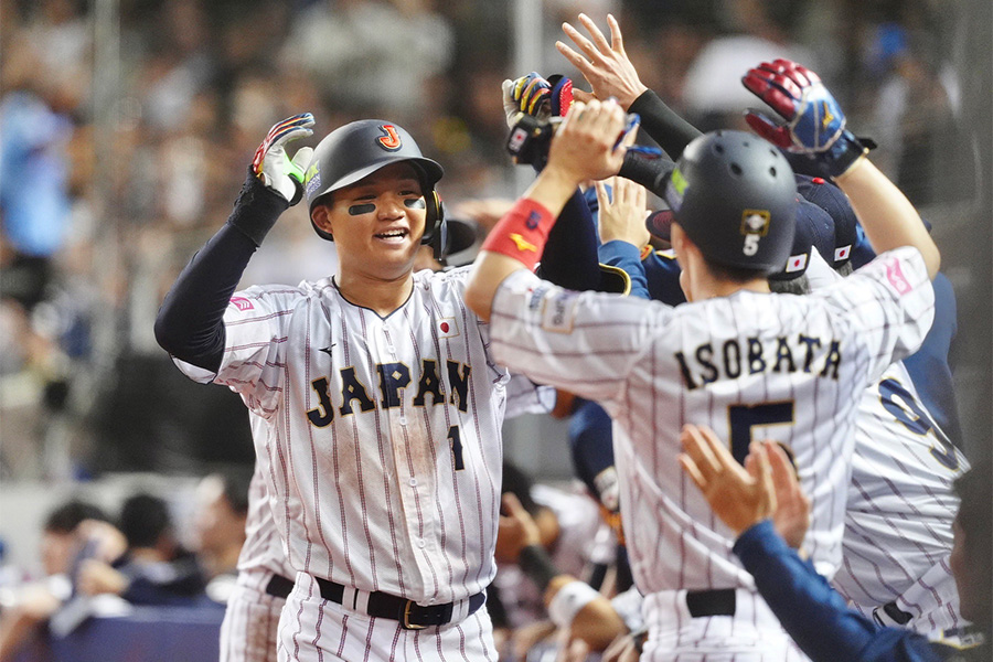 韓国戦で2ランを放った侍ジャパン・森下翔太（左）【写真：小林靖】