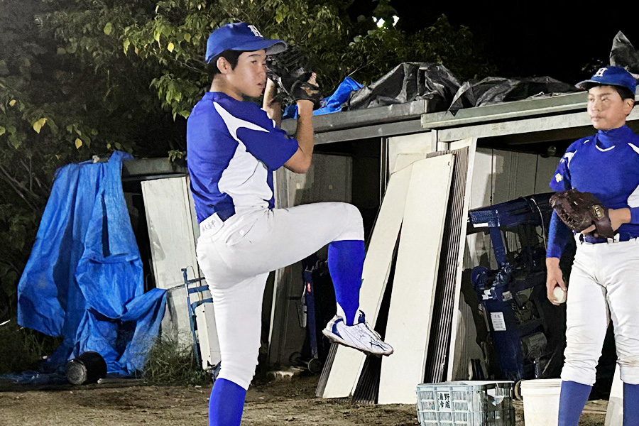 愛知・東山クラブの投球練習の様子【写真：間淳】