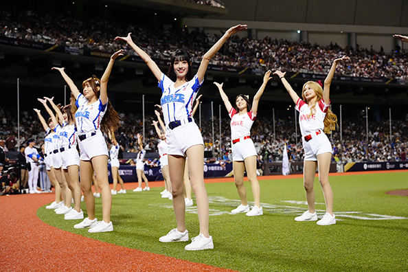 台湾のチアリーダー【写真：小林靖】