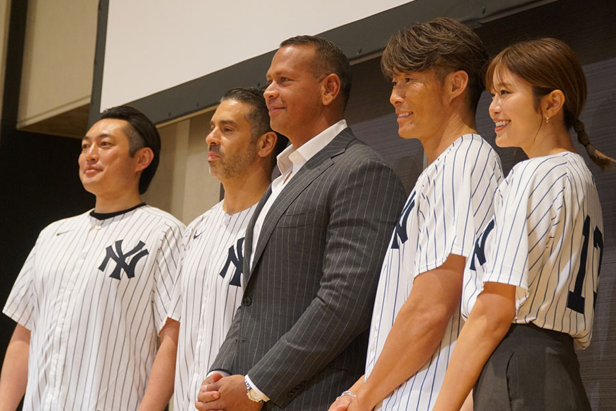 糸井嘉男氏と並んでも大きいアレックス・ロドリゲス氏（中央）【写真：新井裕貴】