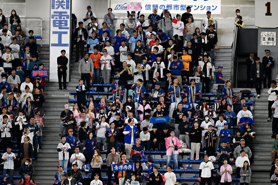 東京ドームスタンドで応援するチュンチュンら【写真：Getty Images】