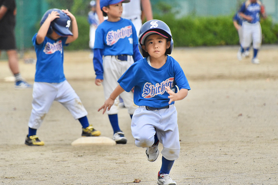 七郷少年野球クラブの走塁練習の様子【写真：川浪康太郎】