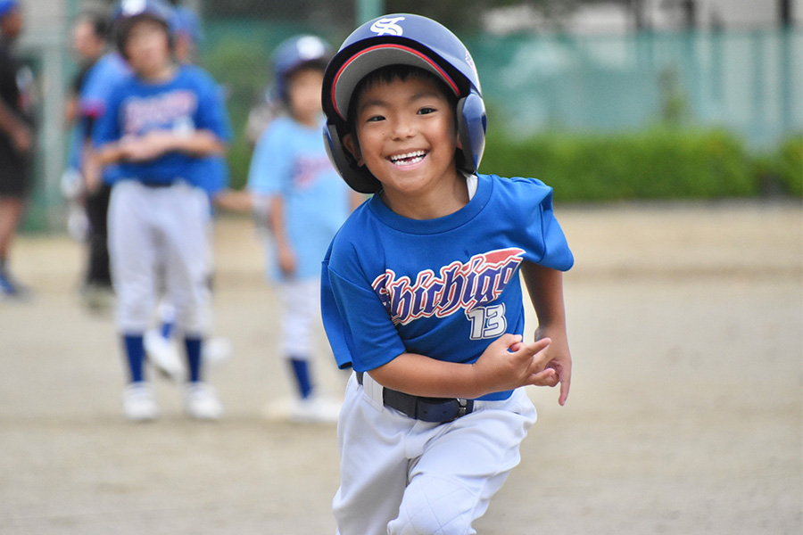 本塁に向かう子どもたちは皆笑顔に変わる【写真：川浪康太郎】