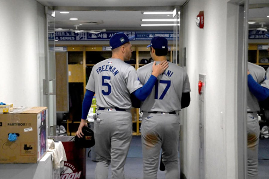 大谷翔平の肩に手を添えるフリーマン（画像はスクリーンショット）【写真提供：ロサンゼルス ドジャース/ジョン スーフー】