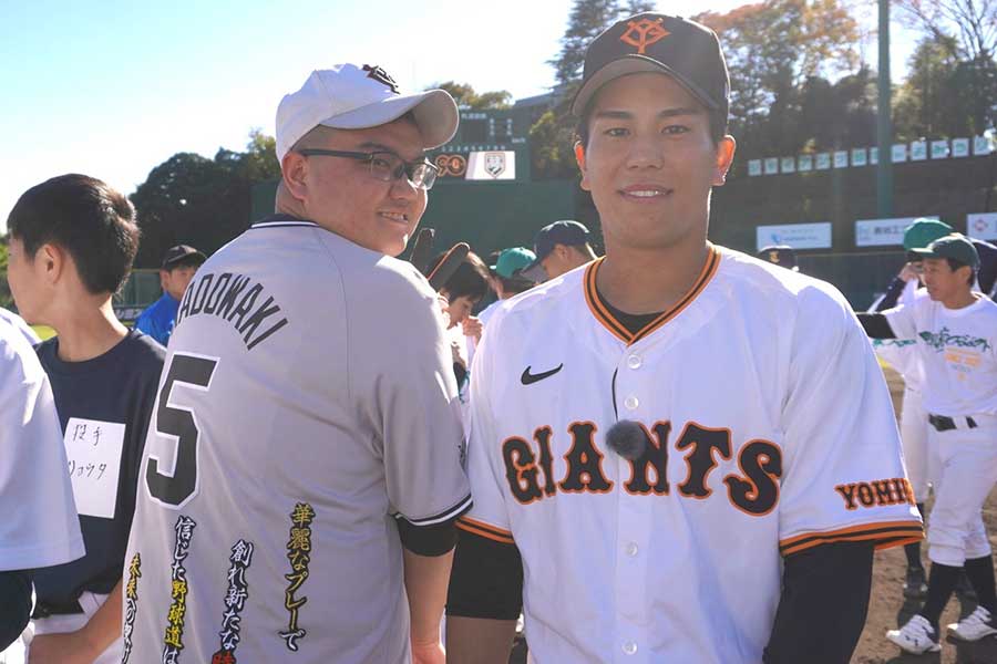 合同練習会に参加した巨人・門脇誠（右）と松前敦喜さん【写真：宮脇広久】