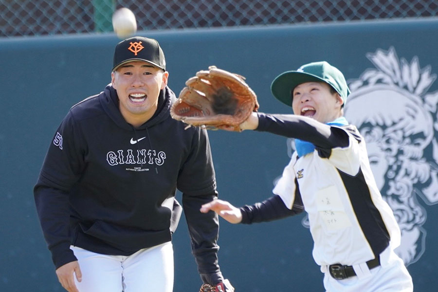 合同練習会に参加した巨人・浅野翔吾（左）【写真：宮脇広久】