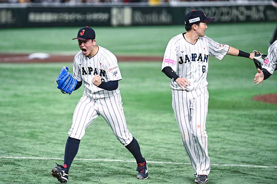 チャイニーズ・タイペイ戦に登板した侍ジャパン・隅田知一郎（左）【写真：中戸川知世】