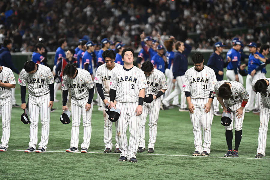 プレミア12決勝の台湾戦後に挨拶をする侍ジャパン・牧秀悟【写真：中戸川知世】