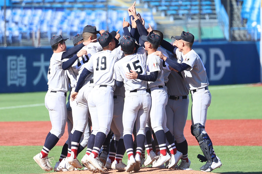 明治神宮大会・高校の部で優勝しマウンドで喜ぶ横浜ナイン【写真：加治屋友輝】