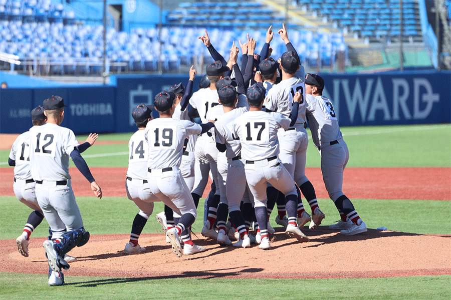 明治神宮大会・高校の部で優勝した横浜ナイン【写真：加治屋友輝】