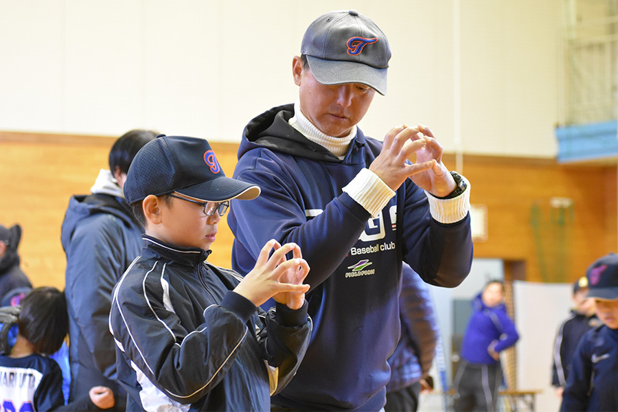 投球指導をする多賀少年野球クラブ・辻正人監督【写真：高橋幸司】