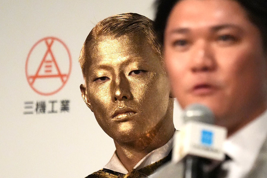 授賞式に登場した楽天・辰己涼介（中央）【写真：松本洸】