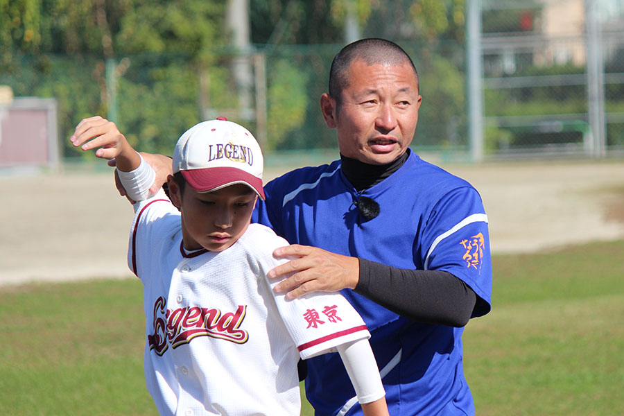 投げ方を指導する塩多雅矢氏【写真：内田勝治】