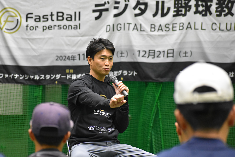 トークショーで中学生の質問に答える青木氏【写真：高橋幸司】