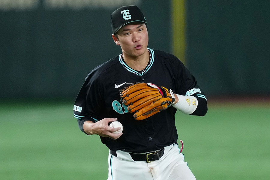 ティファニーコラボユニホームを着用した巨人・坂本勇人【写真：矢口亨