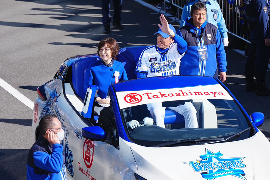 DeNAの優勝パレードの様子【写真：荒川祐史】