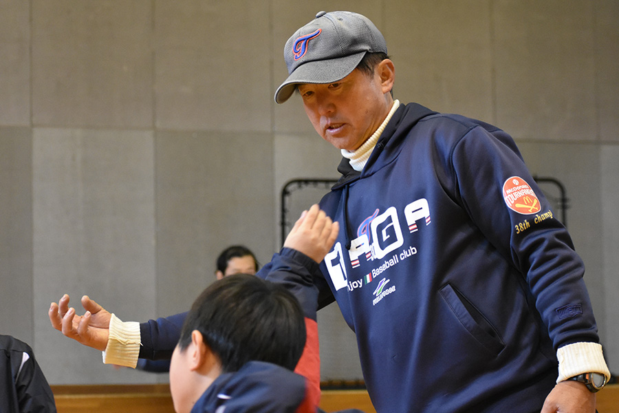 多賀少年野球クラブの辻正人監督【写真：高橋幸司】