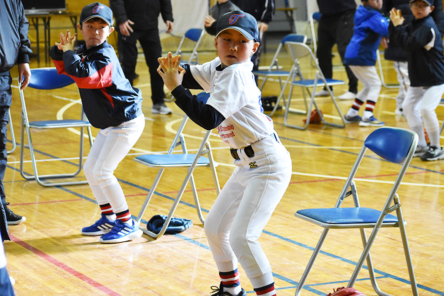 多賀少年野球クラブの「バネ投げ」指導の様子【写真：高橋幸司】