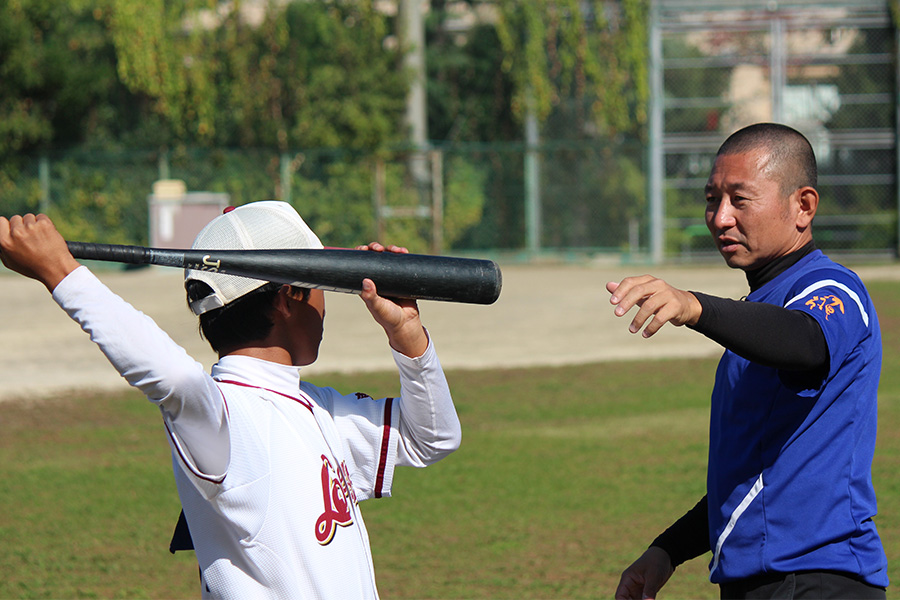 やり投げドリルを指導する塩多雅矢氏【写真：内田勝治】