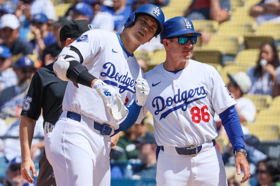 ドジャース・大谷翔平（左）とクレイトン・マッカラー氏【写真：Getty Images】