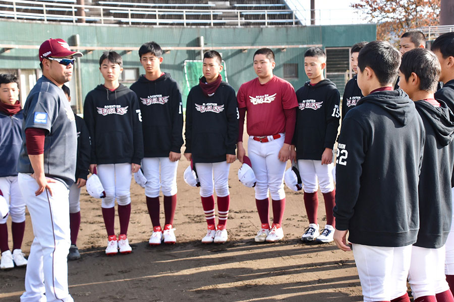 楽天ジュニアを指導する寺岡寛治監督【写真：川浪康太郎】