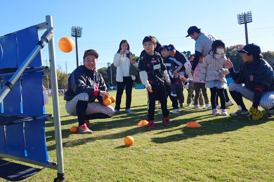 ストラックアウトなどでボール遊びを楽しんだ【写真：佐々木亨】