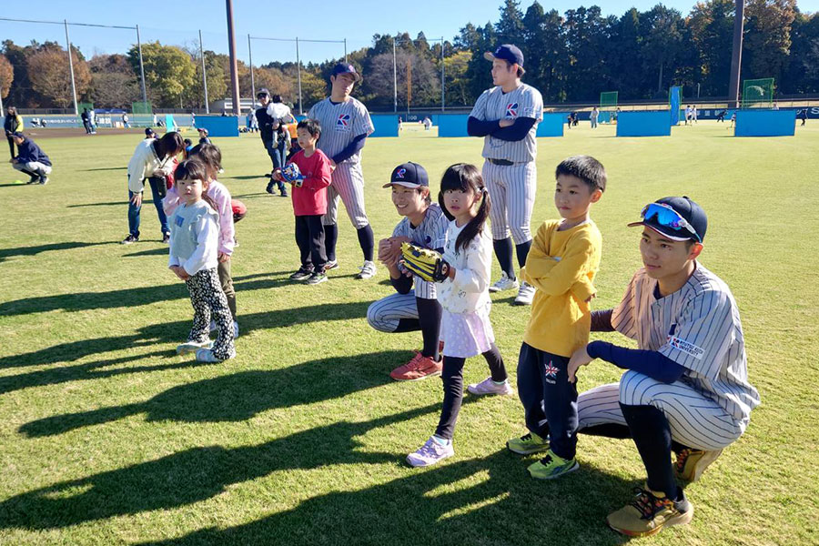 ボール遊びに子どもたちの笑顔が弾ける【写真：佐々木亨】