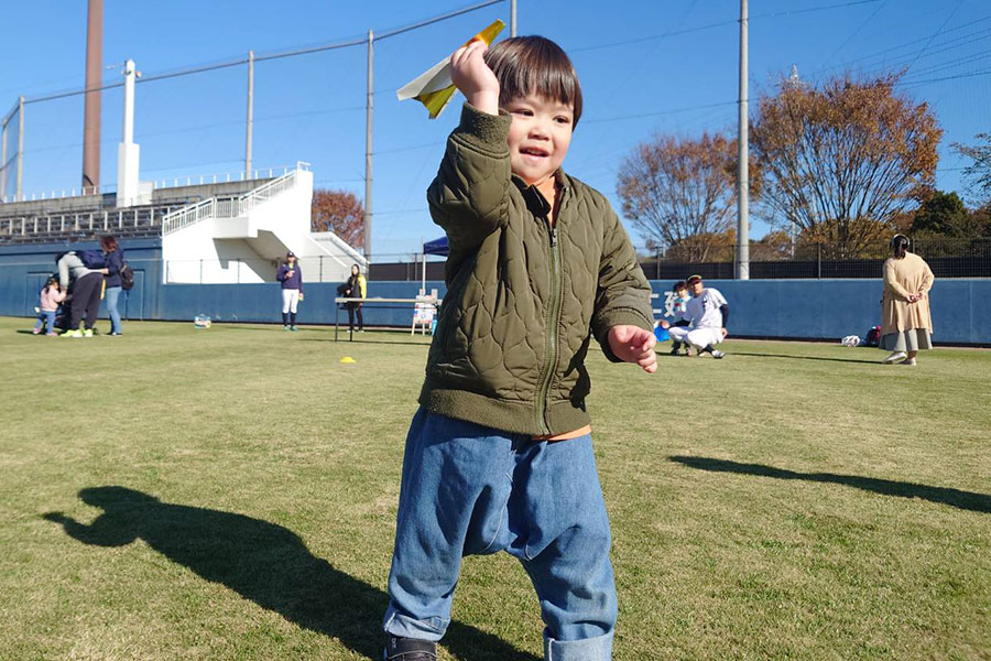 紙ひこうき遊びもあった野球教室【写真：佐々木亨】